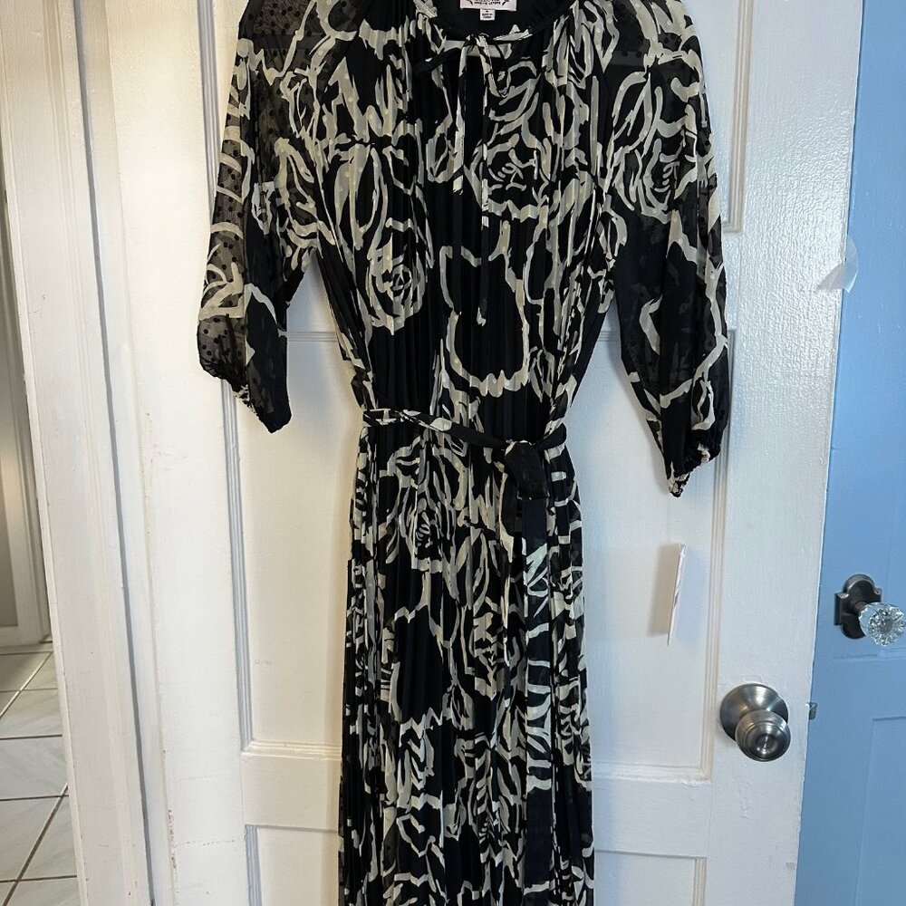 Nanette Lepor - size 8